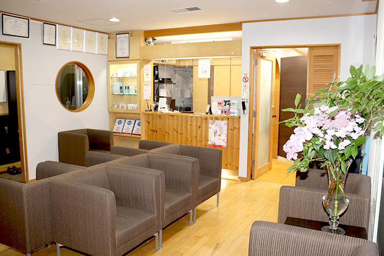 志村デンタルクリニック 札幌市中央区 ぬくもり感じられる受付・待合室