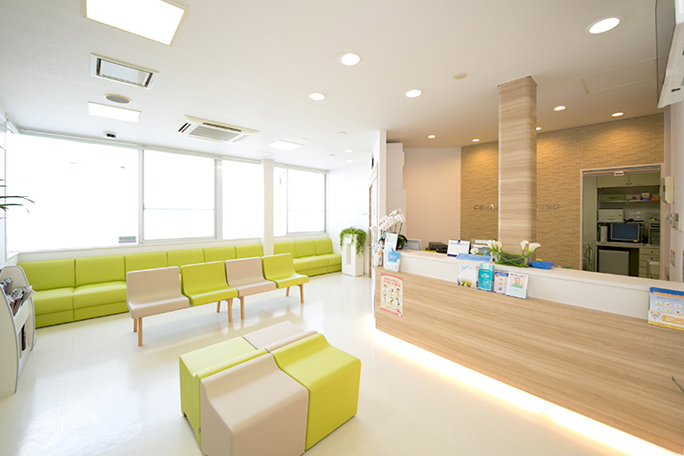 ごきそ内科・内視鏡クリニック 名古屋市昭和区 光が差し込む待合室は居心地が良い