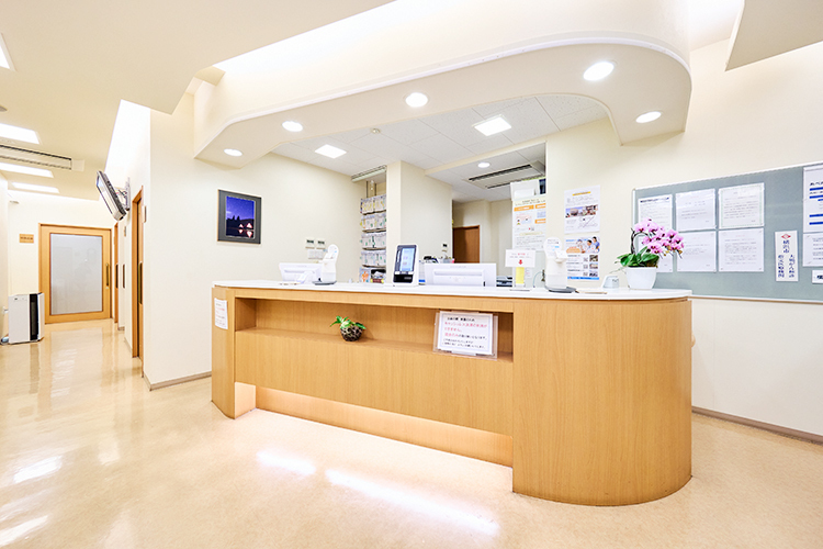 瀬谷駅前あべ内科・内視鏡クリニック 横浜市瀬谷区 受付では、快適な第一歩をサポートする