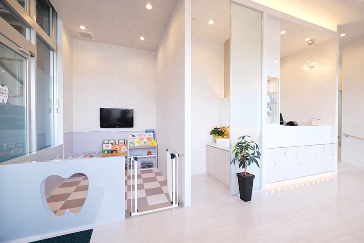 ホワイトデンタルクリニック守谷 守谷市 子育て世代にも配慮、待合室横にはキッズスペース完備