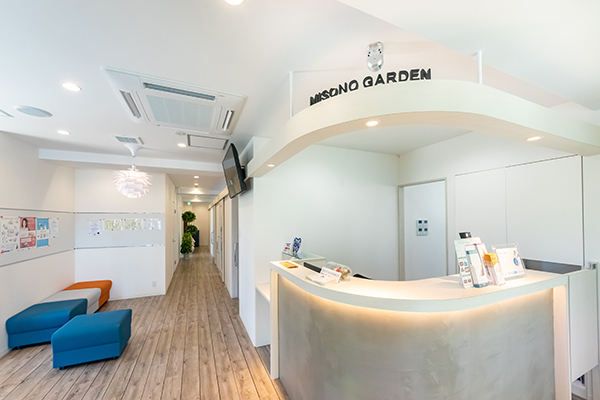 みそのガーデン歯科クリニック さいたま市緑区 院内は広々としており、木目調の床からは温かみを感じる