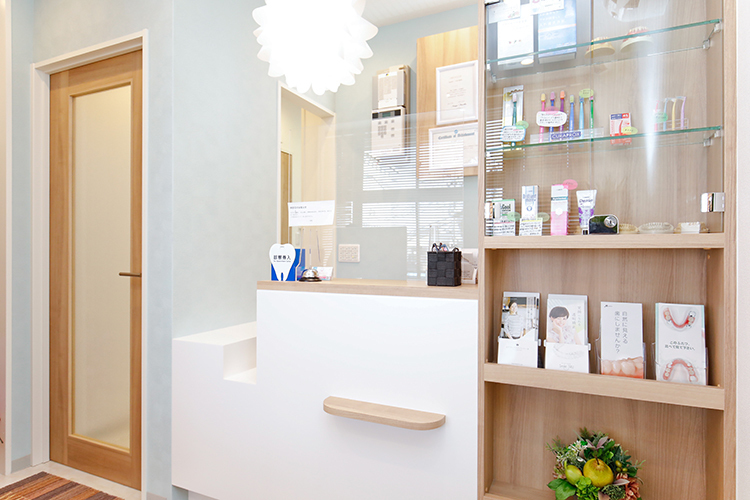 大和田駅前朝霧歯科クリニック さいたま市見沼区 受付には飛沫感染防止用の仕切りがあり、感染予防も徹底している