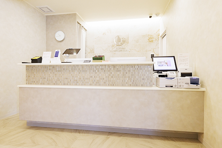 つくばレディースライフクリニック つくば市 温かく迎えてくれる受付。初診でも相談しやすい雰囲気が漂う