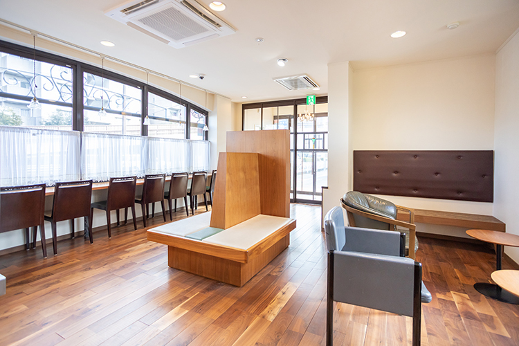 有坂歯科・インプラントオフィス 宇都宮市 広々とした待合室