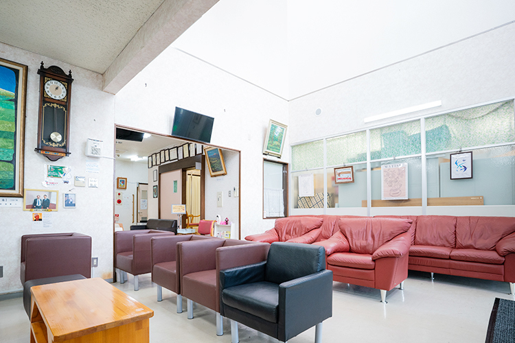 日高内科・内視鏡クリニック 薩摩川内市 明るく、温かみのある待合室