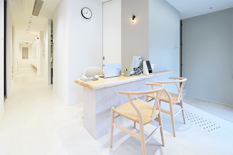 HALSA DENTAL CLINIC 京都市下京区 木目を基調とした北欧テイストの内装の院内
