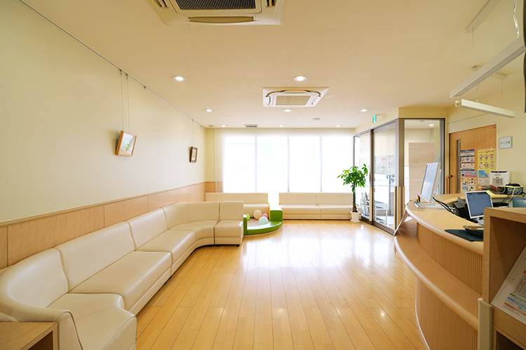 まきファミリークリニック 名古屋市瑞穂区 明るい光が差し込む、開放感のある待合室