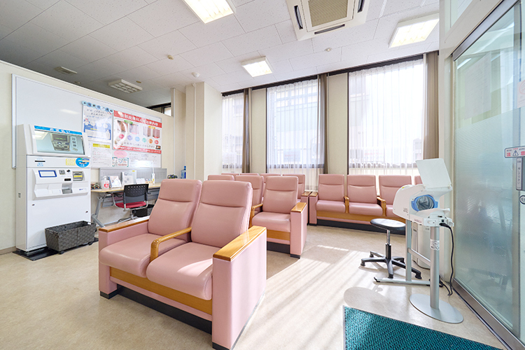 小田原銀座クリニック 小田原市 待合室。自動精算機を導入し、シームレスな対応を心がける