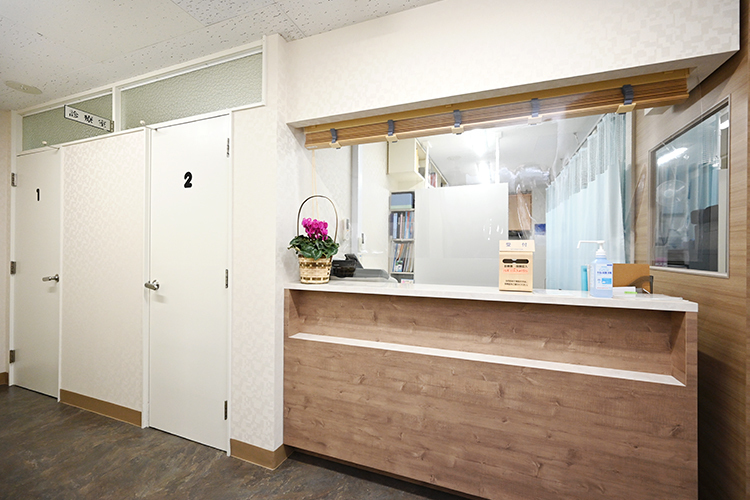 藤田整形外科 武蔵野市 受付では、スタッフが温かく迎える