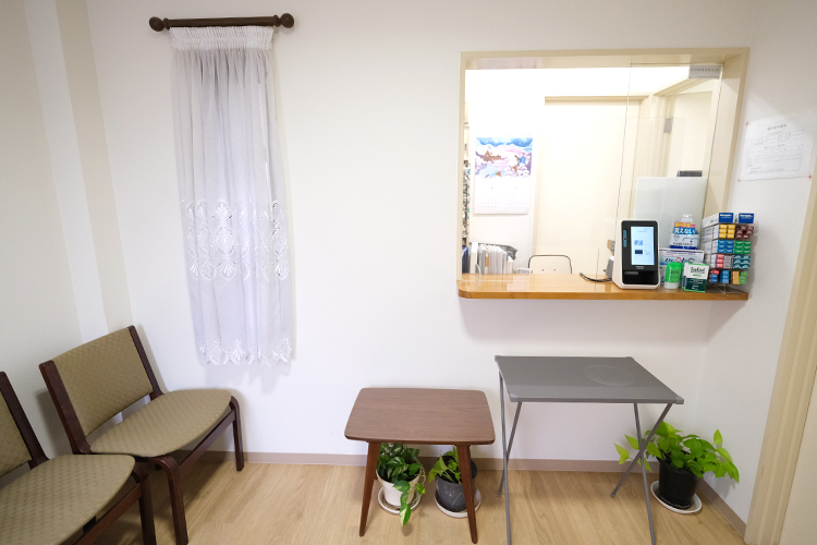 櫻井歯科医院 大阪市福島区 頼れるスタッフが在籍し、笑顔で患者を出迎える　