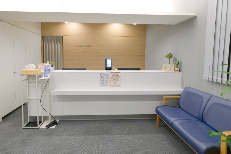 のだクリニック 福岡市早良区 すっきりと整理された、清潔感あふれる受付