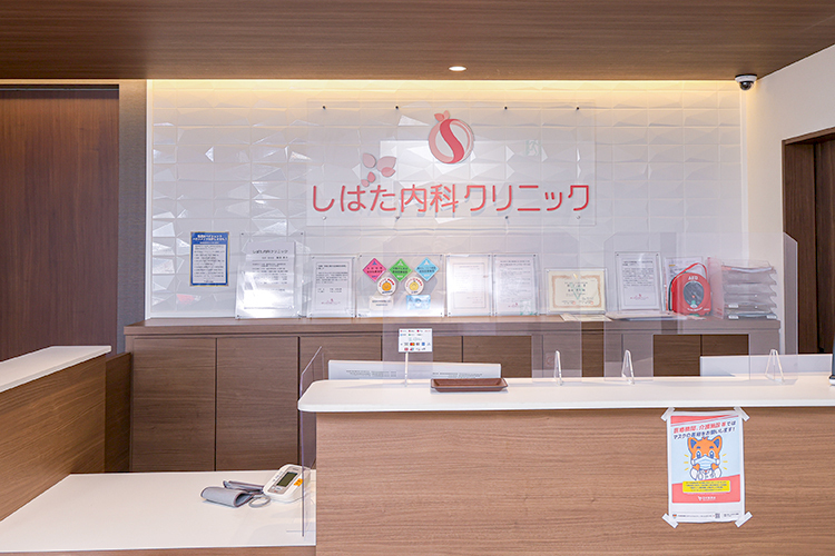 しばた内科クリニック 福岡市南区 やわらかい日が差し込む受付
