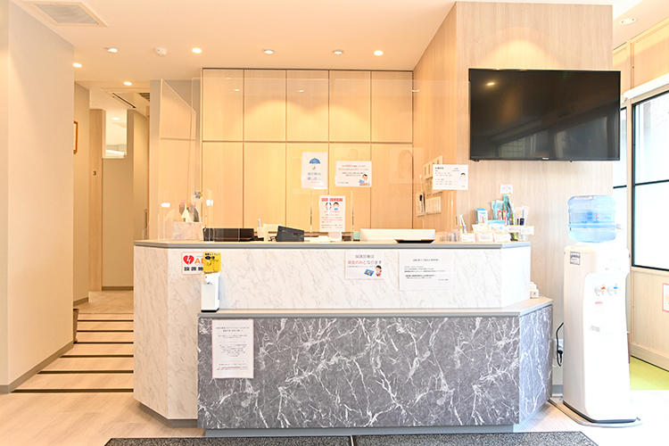 もとやまエキ歯科 神戸市東灘区 ベビーカーのままでも入れるバリアフリーの院内