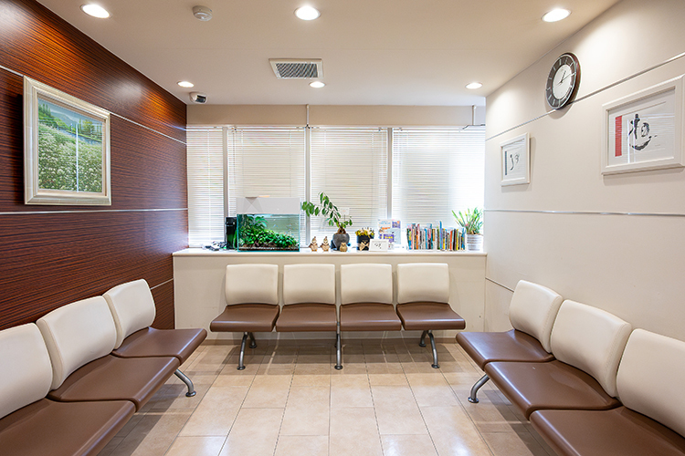 きもと眼科 西宮市 リラックスできるよう、植物や絵画が飾られた待合室