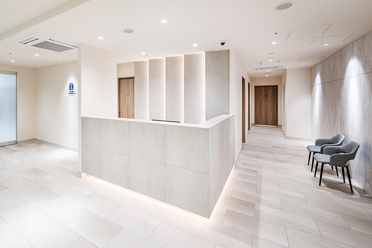 東京日本橋 早期肺がん日帰り手術クリニック 中央区 落ち着いたトーンでまとめられた院内でリラックスして過ごせる