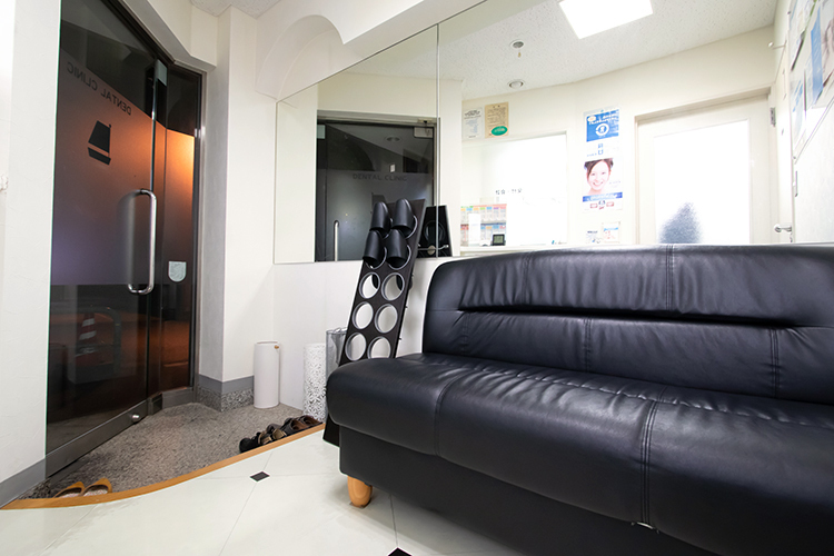 井上歯科医院 千代田区 清潔感あふれる白を基調にした院内