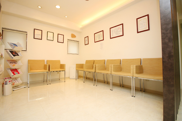 河原歯科クリニック 高槻市 待合室は開放感がある