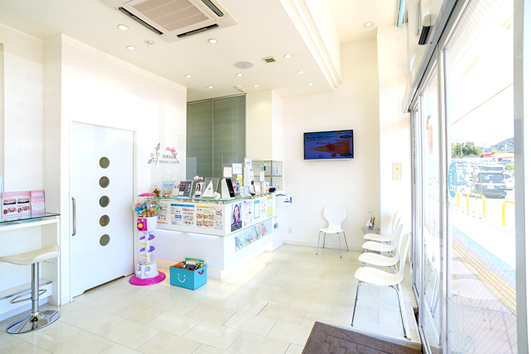 はな歯科クリニック 北九州市小倉南区 白を基調とした清潔感あふれる待合室
