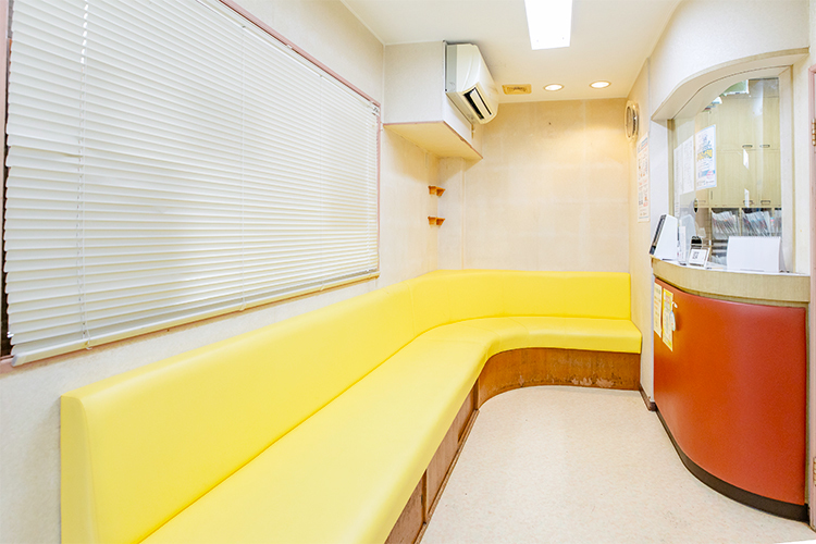 堀内歯科医院 堺市西区 黄色が印象的な明るい雰囲気の待合室