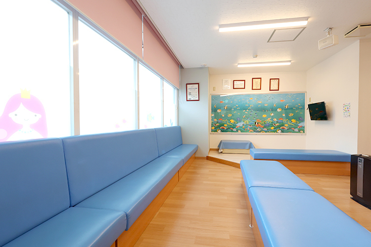 ときえだ小児科クリニック 横浜市都筑区 色鮮やかな魚の絵が癒やしの空間を演出するキッズスペース