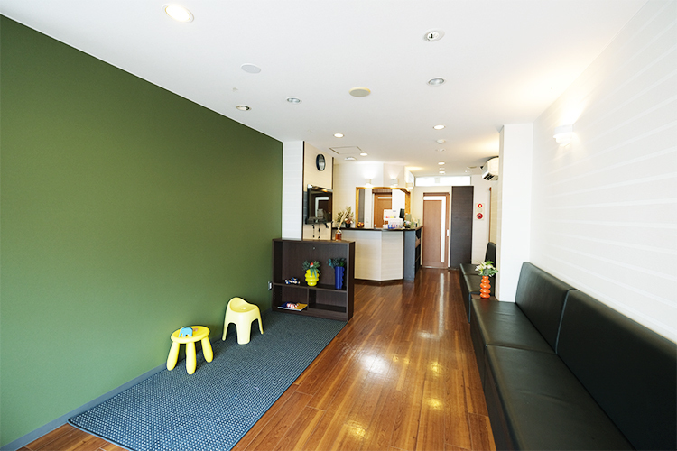 等々力駅前歯科クリニック 世田谷区 落ち着いた雰囲気の院内は訪れる患者をリラックスさせてくれる