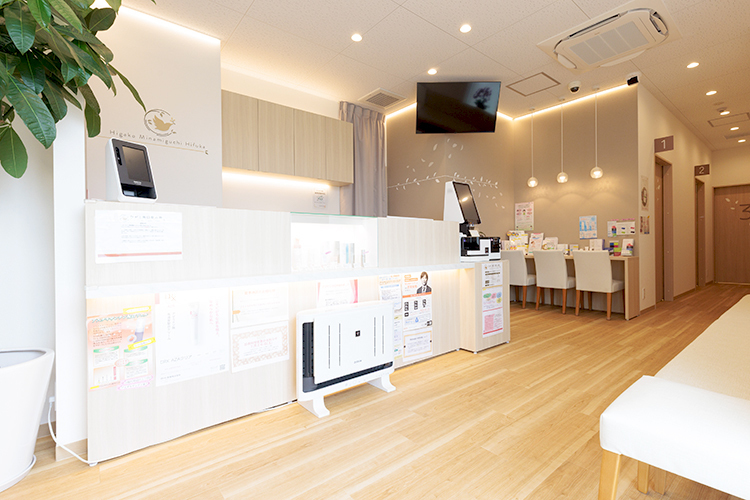 ひがこ南口皮ふ科 小金井市 白と木目を基調とした温かみのある院内