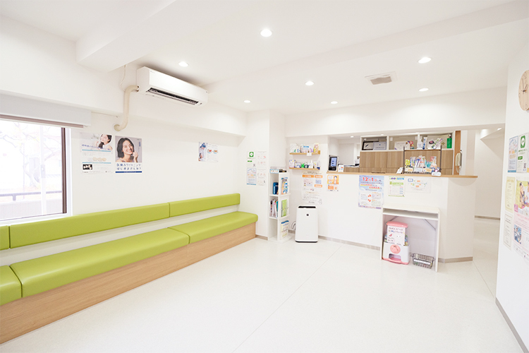 オクノ歯科医院 西宮市 2024年にリフォームされた院内は、白を基調とした明るい印象
