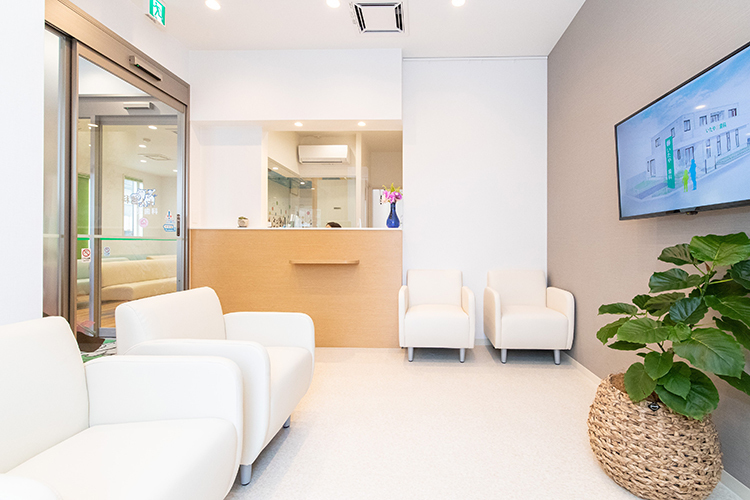 いたや小児歯科大人歯科医院 北九州市小倉北区 自然光が差し込み、落ち着いた雰囲気の大人歯科の待合室