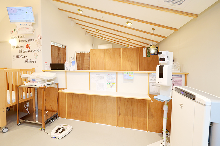 たいちこどもクリニック 吹田市 手触りの良い天然木を使い、屋根裏部屋をイメージした受付・待合