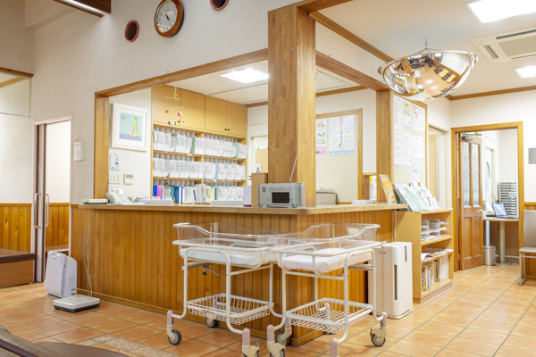 くす小児科 松山市 院内は自然素材をふんだんに使い、落ち着く色合い