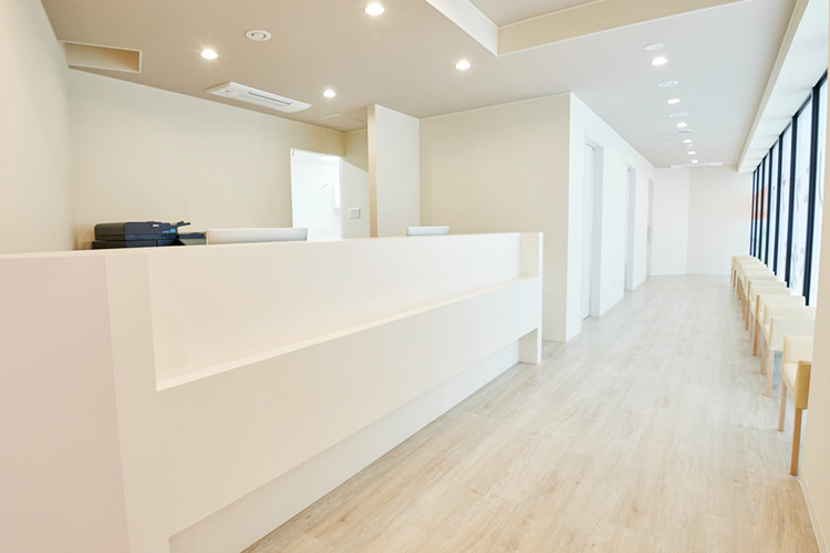 クリニックプラス下北沢 世田谷区 受付では優しい笑顔のスタッフが迎えてくれる