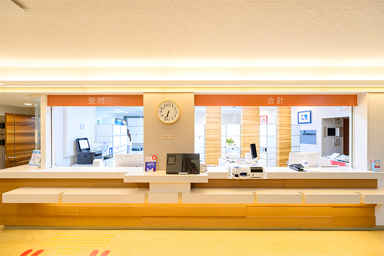 藤田眼科 徳島市 温かみのある受付では、スタッフが優しく迎え入れてくれる