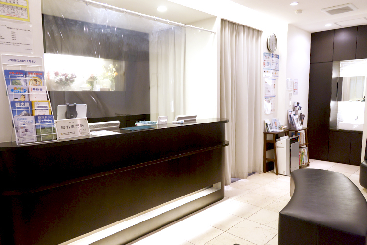 町田ながほり眼科  町田市 居心地の良い雰囲気の待合室には院長のこだわりが随所に