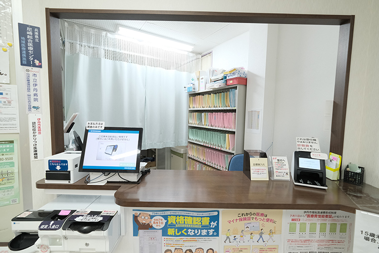 谷口耳鼻咽喉科医院 伊丹市 頼れるスタッフが在籍し、笑顔で患者を出迎える
