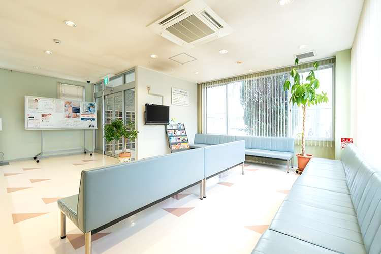 さくらクリニック 四日市市 日の光が差し込む開放的な待合室