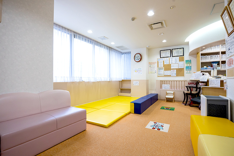 青木内科循環器科小児科クリニック 福岡市西区 キッズスペースを備えた待合室