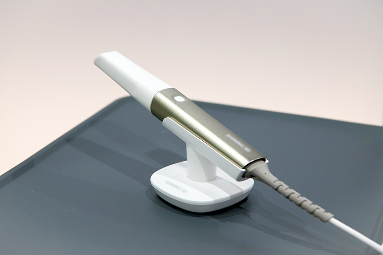 田中歯科クリニック 茨木市 口腔内スキャナーを使用することで、患者の負担の軽減につなげる