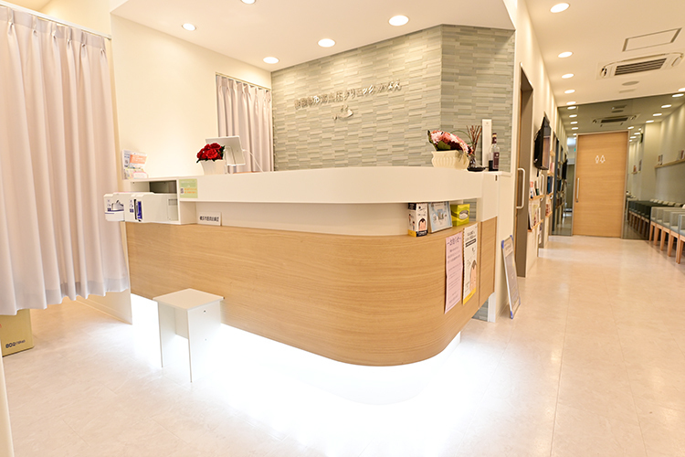 田園都市高血圧クリニックかなえ 横浜市青葉区 血圧に影響を及ぼさないために寒色系の色合いに統一した院内