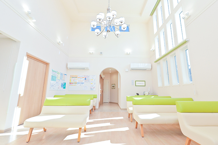 わかば医院 さいたま市浦和区 天井が高く、窓から光が差し込む開放的な院内