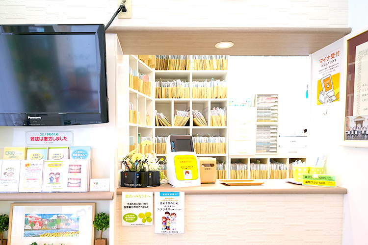 おちあい歯科 藤井寺市 受付が明るく出迎えてくれる