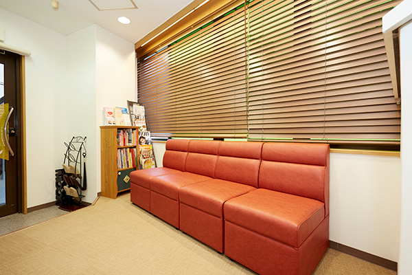 まなべ歯科 尼崎市 落ち着いた雰囲気の待合室