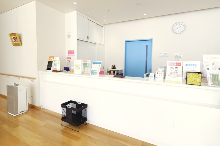 今立内科クリニック 久留米市 白を基調としつつも木のぬくもりを感じる院内