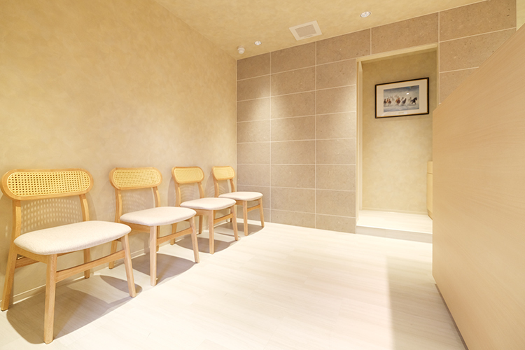 麻布十番トリニティ歯科 港区 木目を基調とした温かみのある院内