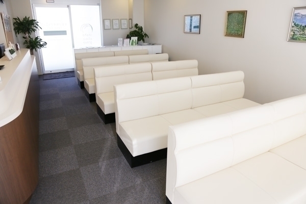 辻堂いなほクリニック　心療内科・精神科 藤沢市 リラックスできそうな広い待合室