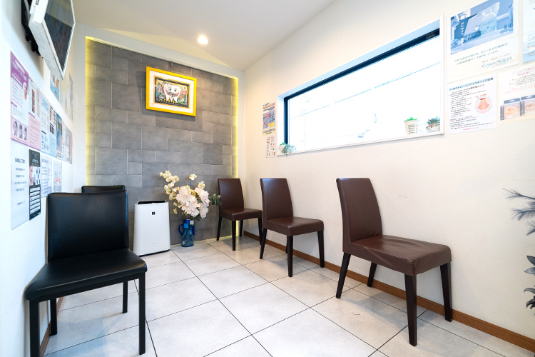 七光台歯科クリニック 野田市 落ち着いた雰囲気の待合室でリラックスして過ごすことができる
