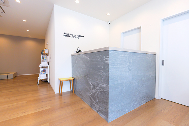 あざみ野長谷川歯科矯正歯科 横浜市青葉区 シンプルなデザインの待合スペース