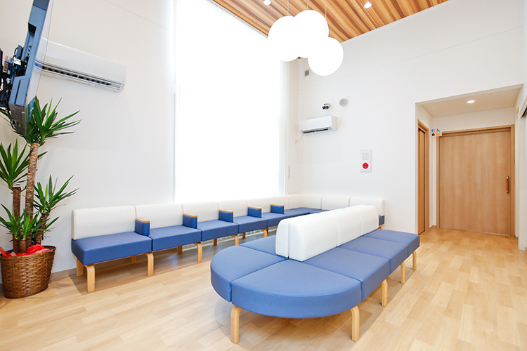 北越谷そめやクリニック 越谷市 大きな窓から外光が差し込む広々とした待合室