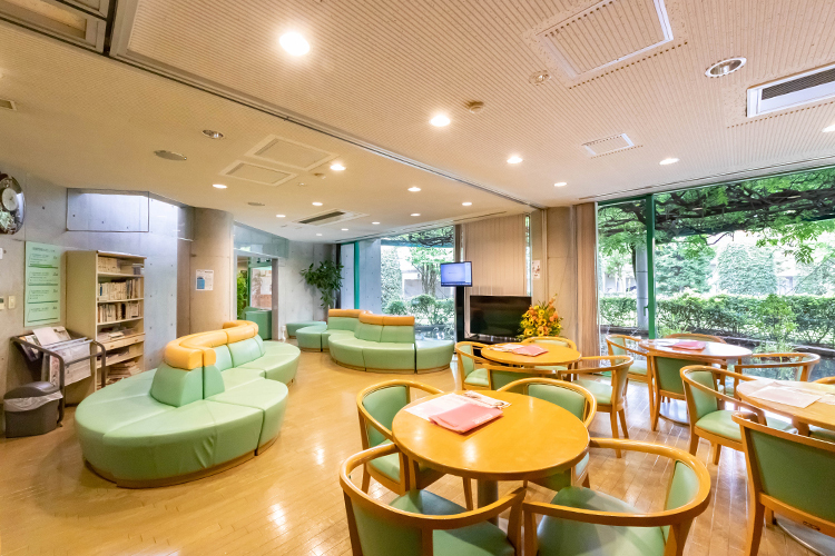 大久保クリニック 吉川市 明るい日差しが差し込む広々とした待合室