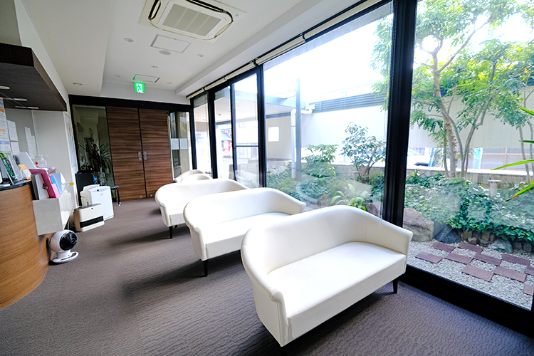 ハートクリニック阿知波医院 関市 趣のある中庭が目を引く待合室。採光が良く温かみがある