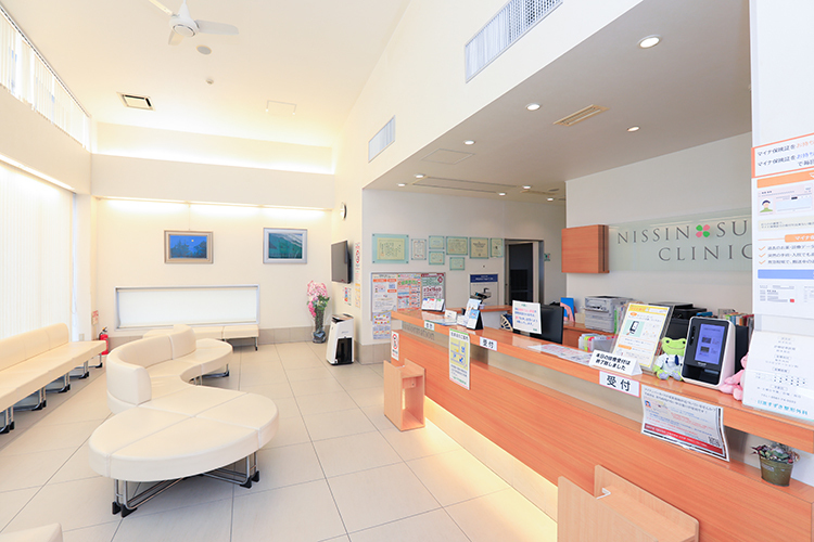 日進すずき整形外科 日進市 院内は天井が高く、明るく居心地が良い